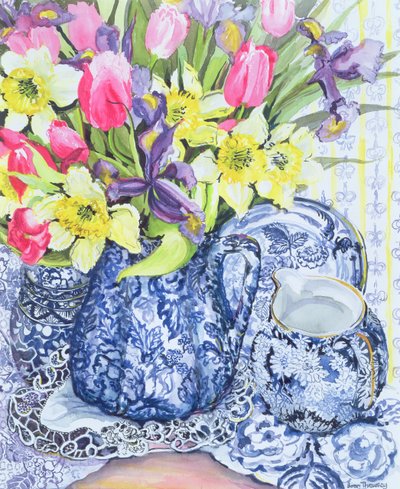 Narcissen, tulpen en irissen met blauwe antieke potten door Joan Thewsey